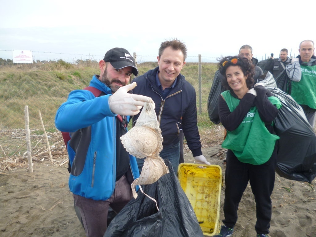 Fare Verde: «Anche un reggiseno tra i rifiuti raccolti in 30 sacchi alle Saline di Tarquinia»